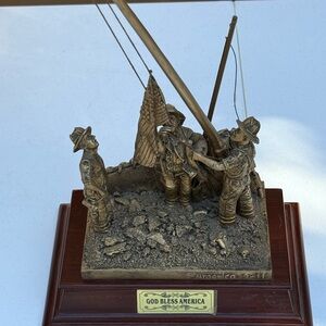 America Standing Strong 2001 9-11 Music Box God Bless America Bronze